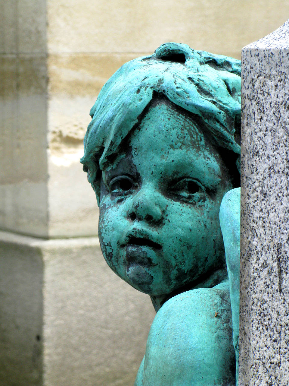 Engelsfigur auf dem Pariser Friedhof
