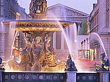  Bildansicht Reiseführer  Blick durch den Brunnen auf die Madeleine-Kirche