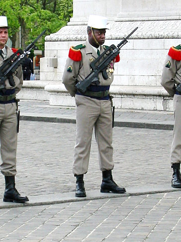Vor dem Triumphbogen - Ile de France - Paris (Paris)