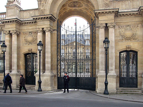Außenmauern des Louvre Fotos