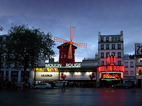 Moulin rouge während der Dämmerung - Ile de France - Paris (Paris)