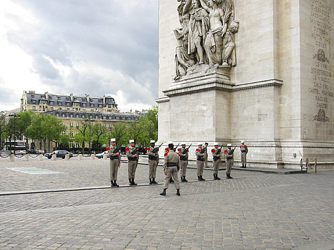 Vor dem Triumphbogen - Ile de France - Paris (Paris)