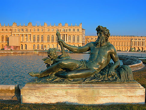 Château de Versailles Bild Attraktion  Zahlreiche Skulpturen und Brunnen säumen das Areal