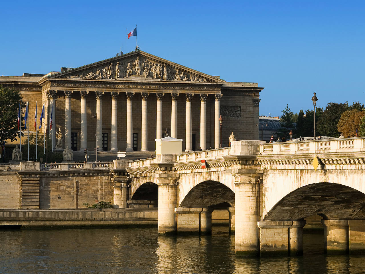  Impressionen Reiseführer  Der Palais Bourbon beherbergt die Nationalversammlung